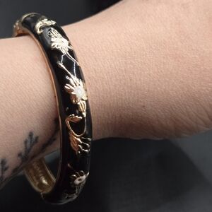 Vintage-Inspired Black Enamel Floral Bangle Bracelet ✨ Gold Tone Hinged